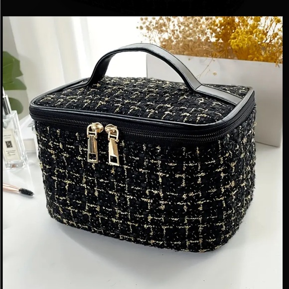 Tweed Cosmetic Storage Tote Bag
- Durable Travel Toiletry Organizer - Picture 12 of 12